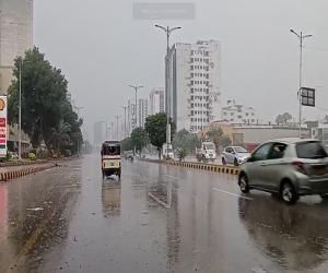 کراچی کے مختلف علاقوں میں گرج چمک کے ساتھ بارش ہوئی