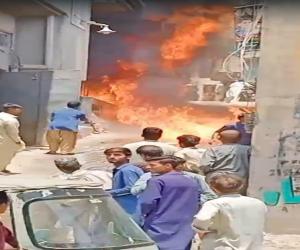 کراچی  میں شیر شاہ، سائٹ ایریا کی فیکٹری میں آگ بھڑک اٹھی