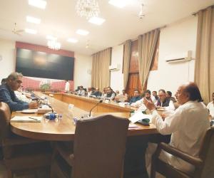   کراچی۔ سندھ اسمبلی کی پبلک اکاؤنٹس کمیٹی نے محکمہ زراعت سے سندھ میں ھاریوں کو سولر ٹیوب ویل اور سولر واٹر پمپس کے لئے 6 سو ملین روپے کی سبسڈی دینے کا ریکارڈ اور سبسڈی حاصل کرنے والوں کی تفصیلات طلب کرلی ہیں