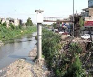  بلدیہ عظمی کراچی نے برساتی نالوں میں کچرا پھینکنے سمیت فیکٹریوں اور ملوں کا گندا اور زہریلا پانی برساتی نالوں میں ڈالنے پر بڑی کارروائی کا آغاز کردیا،