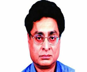  سینئر صحافی اور  بزنس ریکارڈر گروپ کے ڈپٹی چیف ایگزیکٹو  ارشد اے زبیری  کونماز جنازہ کی ادائیگی کے  بعد سپردخاک کردیا گیا