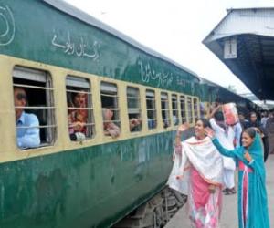  اندرون ملک دھند اور موسم کی خرابی کے باعث کراچی سے آنے اور جانے والی ریل گاڑیاں تاخیر کا شکار ہیں