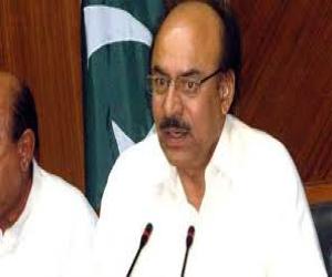 وفاقی وزیر احسن اقبال کے متنازعہ کینال منصوبے کے معاملے پر سندھ کے اعتراضات کو بے بنیاد قرار دینے اور کوئی بھی صوبہ دوسرے صوبے کے حصے کا پانی نہیں لینے کے موقف کو یکسر مسترد کرکے وفاق کے اس موقف کو کمزور قرار دے دی
