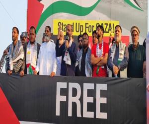   کراچی میں جماعت اسلامی کے تحت سی ویو روڈ پرغزہ مارچ ۔ شرکاء نے اہل غزہ و فلسطین سے اظہار یکجہتی کے لیے  بینرز ، پلے کارڈز اٹھا رکھے تھے