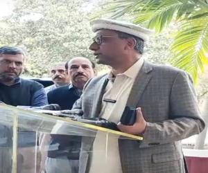  سوشل میڈیا اور کچھ نجی چینل و ایک اخبار شاہراہ بھٹو کے حوالے سے یہ تاثر دینے کی کوشش کررہے ہیں کہ اس کا فیز ون مکمل نہیں ہوا ہے۔ یہ سراسر غلط اور بے بنیاد