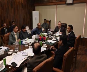  حکومت سندھ  نے بیکار  سرکاری گاڑیاں ایک ماہ کے اندر نیلام کرنے اور کراچی کے سرکاری ملازمین کے لئے ای وی گاڑیاں خریدنے کا فیصلہ کیا ہے۔ 