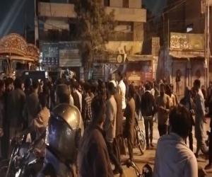  کراچی کے علاقے لانڈھی 89 ڈبل روڈ پر شہریوں نے بڑھتے ٹریفک حادثات اور ہیوی گاڑیوں کے خلاف شہریوں کی جانب سے احتجاج کیا