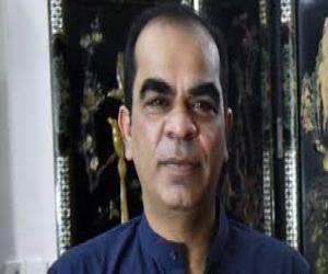  وزیرایکسائز  سندھ مکیش کمار چاولہ کا کہنا ہے کسٹمز کے کچھ افسر  ٹیمپرڈ چیچس نمبر کی گاڑیاں  استعمال کر رہیں گے