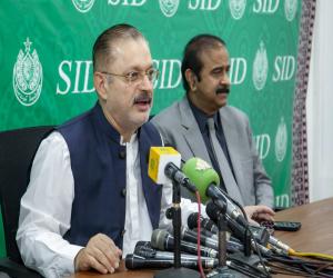   سندھ کے سینئر وزیر شرجیل انعام میمن نے حکومت سندھ کی جانب سے 3 کروڑ روپے کا چیک سندھ اسکواش چیمپئن کے عہدیدار عدنان اسد کے حوالے کیا گیا