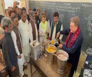 سندھ کے پسماندہ علاقوں کے سرکاری اسکول میں مفت “اسکول کھانا پروگرام” کا آغاز
