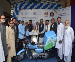  وزیر صحت نے ویکسین پہنچانے والے خدمات کے لیے موٹر سائیکلوں کا افتتاح کیا اور ویکسین کے بعد بخار کے علاج کے لیے پیراسیٹامول کی تقسیم کا آغاز کیا۔