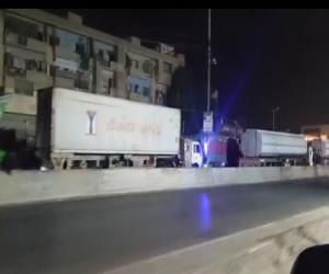  کراچی کےعلاقےملیر نیشنل ہائی وےقائدآبادکےقریب بجلی کی بندش کےخلاف مکینوں کااحتجاج