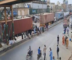  کراچی  ملیر مرغی خانہ کے قریب علاقہ مکینوں کا بجلی بندش کے خلاف  دوسرے روز بھی  احتجاج