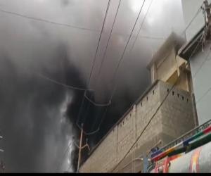  کراچی کے علاقے نیو کراچی میں  صبا  سینما  کے قریب گودام میں لگی آگ پر قابو نہیں پایا جاسکا