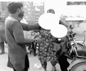 دادو:    نیو چوک کے قریب کچہری روڈ پر نوجوان منور شیخ نے فقیر فقیرانی جھانکی باگڑی کو چوری کے الزام میں پکڑ کر سرِ بازار تھپڑ مارے اور تشدد کا نشانہ بنایا،