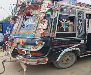 کراچی ڈرگ روڈ انڈر بائی پاس  میں منی بس کی موٹرسائیکل سواروں کو ٹکر سے خاتون سمیت تین افراد جاں بحق