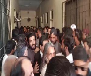   کراچی کی انسداد دہشت گردی عدالت نے ٹاؤن چیئرمین فرحان غنی اور دیگر ملزموں کے ریمانڈ میں تین دن کی توسیع کردی۔