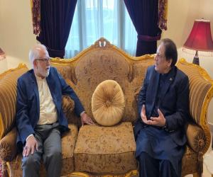 سابق گورنر سندھ ڈاکٹر عشرت العباد خان اور سابق رکن قومی اسمبلی محمود مولوی کے درمیان اہم ملاقات دبئی میں ہوئی ہے۔