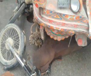 کراچی  بلدیہ ٹاون میں بے قابو ٹریلر نے  موٹر سائیکلوں کو روند ڈالا۔