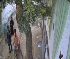 کراچی میں راہ چلتی خواتین کو لوٹنے کی واردات