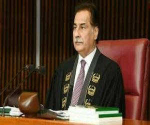  اسپیکر قومی اسمبلی ایاز صادق نے چیمبر میں صحافیوں سے غیر رسمی گفتگو میں کہا کہ پی ٹی آئی میں محمود خان اچکزئی کو اپوزیشن لیڈر بنانے پر اختلافات ہیں