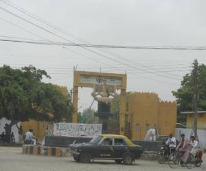 کراچی  جیل چورنگی کے قریب  ڈاکو شہری سے باسٹھ لاکھ روپے لوٹ کر فرار۔ ملزمان کی فائرنگ سے  راہگیر جاں بحق 