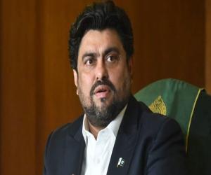 گورنر سندھ کامران خان ٹیسوری کہتے ہیں سانحہ گل پلازہ پر سیاست نہیں، تاجر برادری کے زخموں پر مرہم رکھنا ہے
