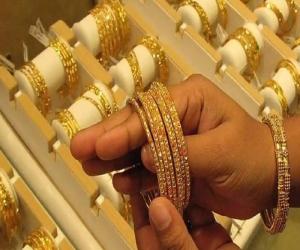 سونے کی قیمت میں  بڑا اضافہ۔ فی تولہ سونا پندرہ ہزار روپے سے زائد مہنگا
