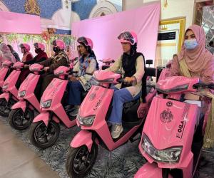 حکومت سندھ نے حیدرآباد میں پنک اسکوٹیز جلد تقسیم کرنے کا اعلان