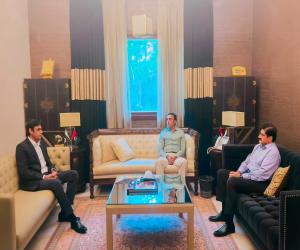پاکستان پیپلز پارٹی کے چیئرمین بلاول بھٹو زرداری سے وزیر اعلیٰ سندھ سید مراد علی شاہ اور چیف سیکریٹری سندھ آصف حیدر شاہ نے بلاول ہاؤس میں ملاقات کی۔