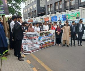 کراچی: سندھ ہائی کورٹ کے باہر ایم آر ایم کا پرامن احتجاج
