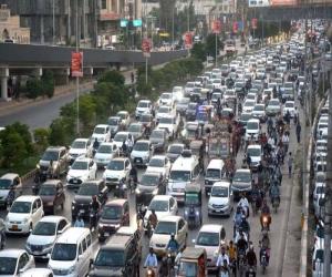 کراچی میں شاہراہِ بھٹو پر ٹریفک حادثے کے نتیجے میں ایک خاتون جاں بحق جبکہ گیارہ افراد زخمی ہوگئے۔
