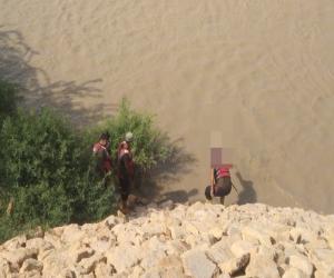 حیدرآباد کے علاقے لطیف آباد نمبر 10 بند کے قریب دریائے سندھ سے ایک شخص کی لاش برآمد ہوئی۔ ریسکیو 1122 کی ٹیم نے فوری کارروائی کرتے ہوئے لاش کو پانی سے باہر نکالا۔